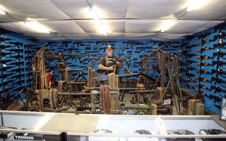 Ο Αμερικανός με τα δεκάδες άρματα μάχης, τα εκατοντάδες πολυβόλα και τα χιλιάδες πολεμικά αναμνηστικά (βίντεο)